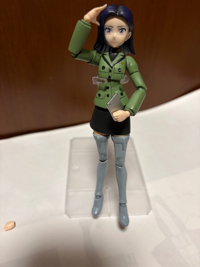 塗装は水性筆塗り。瞳デカール、階級章(？)等々はillustraterCCで作成。ブーツはビニール素材だろうと勝手に思い込んで艶ありにしましたがあんまり意味なかった気がしますw