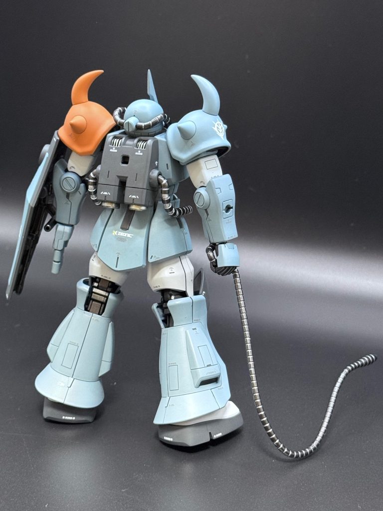 バックパックに穴を開けて排気ダクト的なフィンを工作。フィンの形状合わせるのが大変でした。