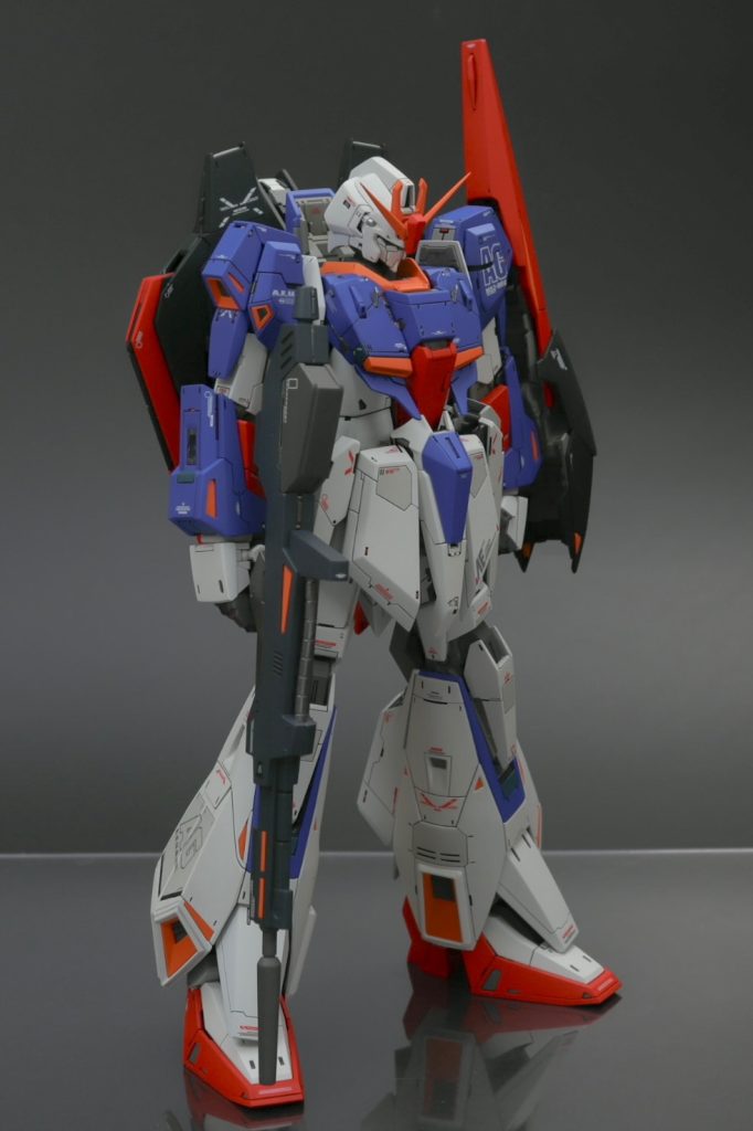 変形機構を残したかったので干渉しない箇所でバランスを調整。フロントアーマーも2〜3mmプラ板で延長。