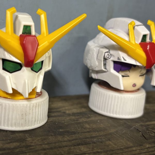 閲覧ありがとうございます😊「 肩ズン」の 頭部 をもぎ取り現合 で ガンダムヘッドを 取り付け 中何時も通り ☺️セリア製プラ板1.8ミリ厚を使用しました。タミヤ製との６,５倍の単価差なので少々使い辛くても我慢です！😅（4枚目）