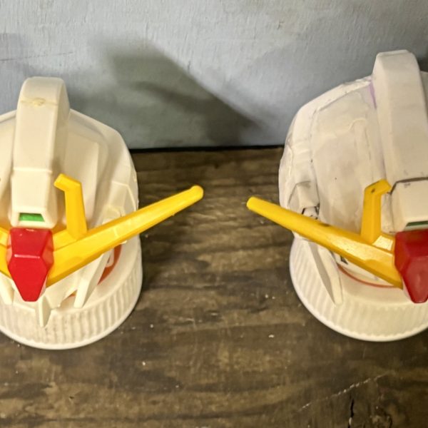 閲覧ありがとうございます😊「 肩ズン」の 頭部 をもぎ取り現合 で ガンダムヘッドを 取り付け 中何時も通り ☺️セリア製プラ板1.8ミリ厚を使用しました。タミヤ製との６,５倍の単価差なので少々使い辛くても我慢です！😅（6枚目）