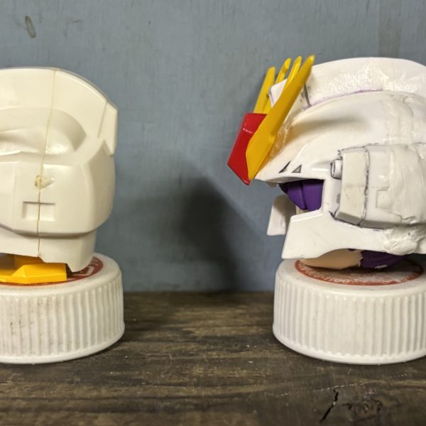 閲覧ありがとうございます😊「 肩ズン」の 頭部 をもぎ取り現合 で ガンダムヘッドを 取り付け 中何時も通り ☺️セリア製プラ板1.8ミリ厚を使用しました。タミヤ製との６,５倍の単価差なので少々使い辛くても我慢です！😅（5枚目）