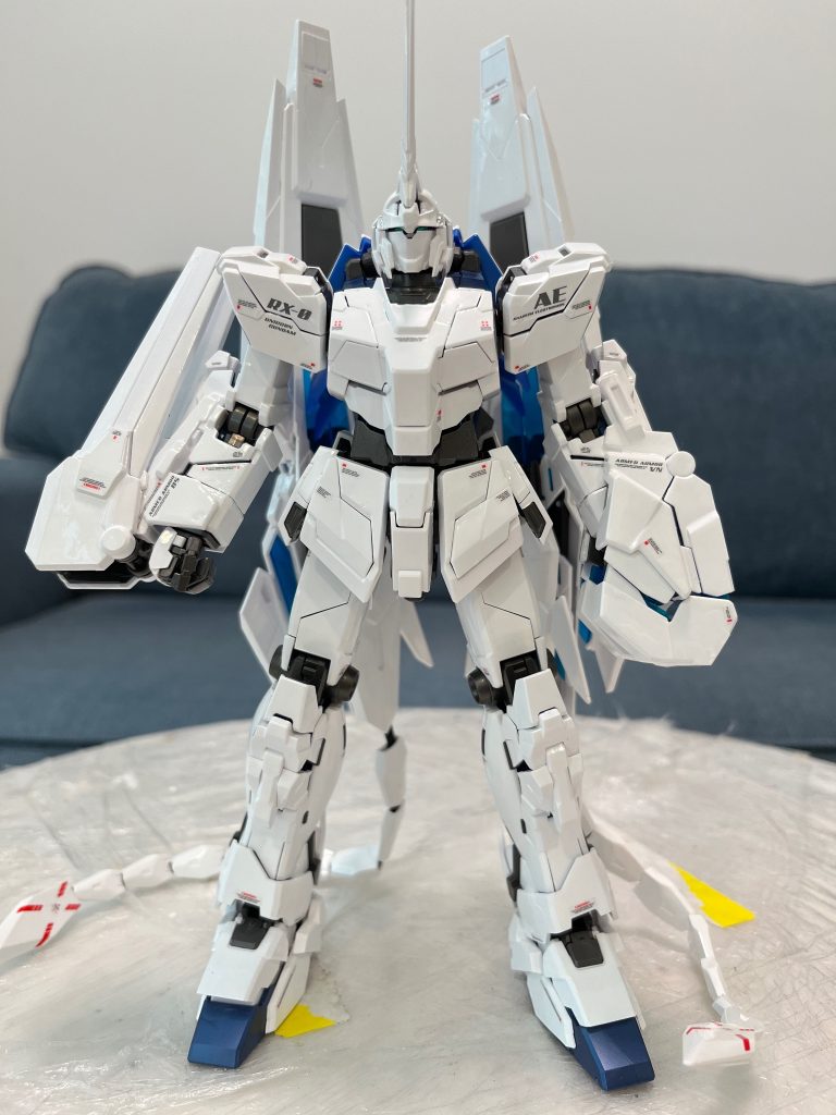 タミヤのLP2とTestorのGloss White、2種類の白を使いています。同じのラッカー系塗料なのに、混ぜると塗膜が厚くなりました。超光沢の効果が出てくれないが、少しの重厚感を見えるようによかったです。