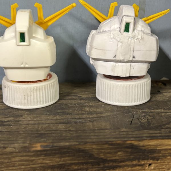 閲覧ありがとうございます😊「 肩ズン」の 頭部 をもぎ取り現合 で ガンダムヘッドを 取り付け 中何時も通り ☺️セリア製プラ板1.8ミリ厚を使用しました。タミヤ製との６,５倍の単価差なので少々使い辛くても我慢です！😅（7枚目）