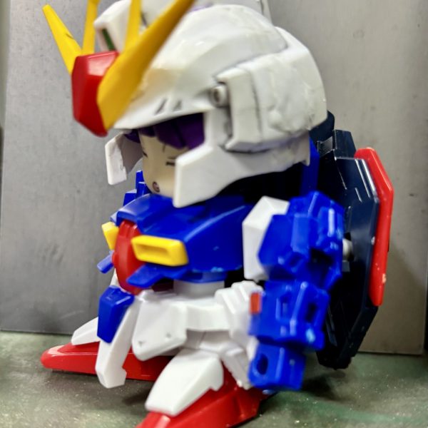 閲覧ありがとうございます😊「 肩ズン」の 頭部 をもぎ取り現合 で ガンダムヘッドを 取り付け 中何時も通り ☺️セリア製プラ板1.8ミリ厚を使用しました。タミヤ製との６,５倍の単価差なので少々使い辛くても我慢です！😅（2枚目）