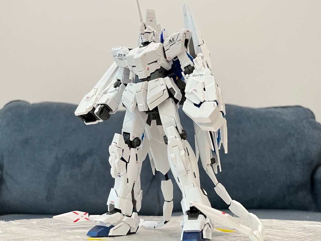 いつかお台場に立つ等身大のユニコーンガンダムを見ようと思いますが、その展示はもうすぐ終了します。残念ながら、1／100の真っ白のユニコーンなら家で展示することができます！