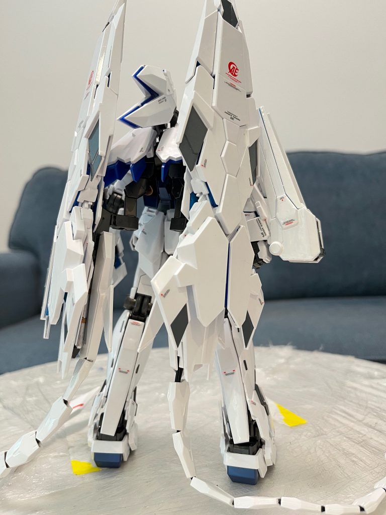 写真ではわかりにくいですが、スラスターはゴールドで塗りました。MSの身長を超えるアームド・アーマーDEの圧倒的な迫力に惚れます。