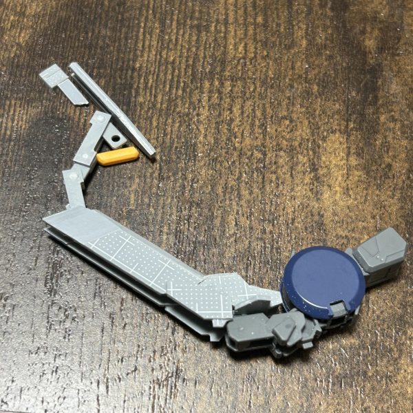 最後の余剰パーツを組み込みました！（サブアームの黄色いスラスター）サブアームは可動を組み込もうと考えてましたが（写真4〜6枚目）、一旦諦めて進めました。採寸をミスして作った結果、元キットよりも上にアームを上げれる様になりました……これもうほぼ完成じゃない？？（5枚目）