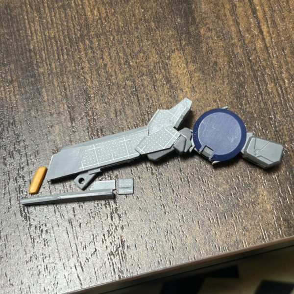 最後の余剰パーツを組み込みました！（サブアームの黄色いスラスター）サブアームは可動を組み込もうと考えてましたが（写真4〜6枚目）、一旦諦めて進めました。採寸をミスして作った結果、元キットよりも上にアームを上げれる様になりました……これもうほぼ完成じゃない？？（6枚目）