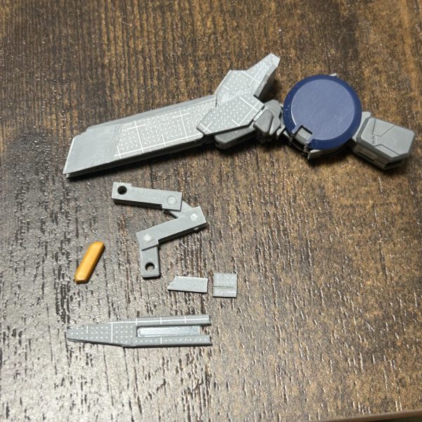 最後の余剰パーツを組み込みました！（サブアームの黄色いスラスター）サブアームは可動を組み込もうと考えてましたが（写真4〜6枚目）、一旦諦めて進めました。採寸をミスして作った結果、元キットよりも上にアームを上げれる様になりました……これもうほぼ完成じゃない？？（7枚目）