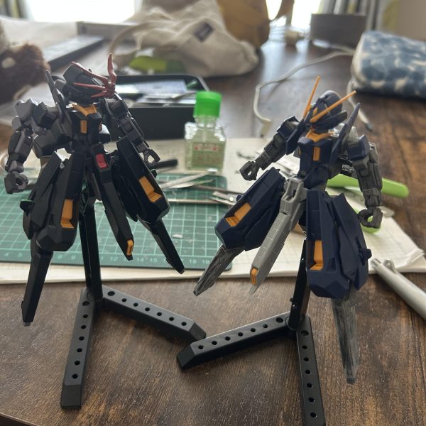 最後の余剰パーツを組み込みました！（サブアームの黄色いスラスター）サブアームは可動を組み込もうと考えてましたが（写真4〜6枚目）、一旦諦めて進めました。採寸をミスして作った結果、元キットよりも上にアームを上げれる様になりました……これもうほぼ完成じゃない？？（3枚目）