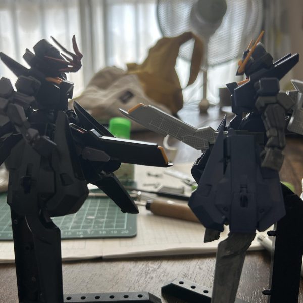 最後の余剰パーツを組み込みました！（サブアームの黄色いスラスター）サブアームは可動を組み込もうと考えてましたが（写真4〜6枚目）、一旦諦めて進めました。採寸をミスして作った結果、元キットよりも上にアームを上げれる様になりました……これもうほぼ完成じゃない？？（4枚目）