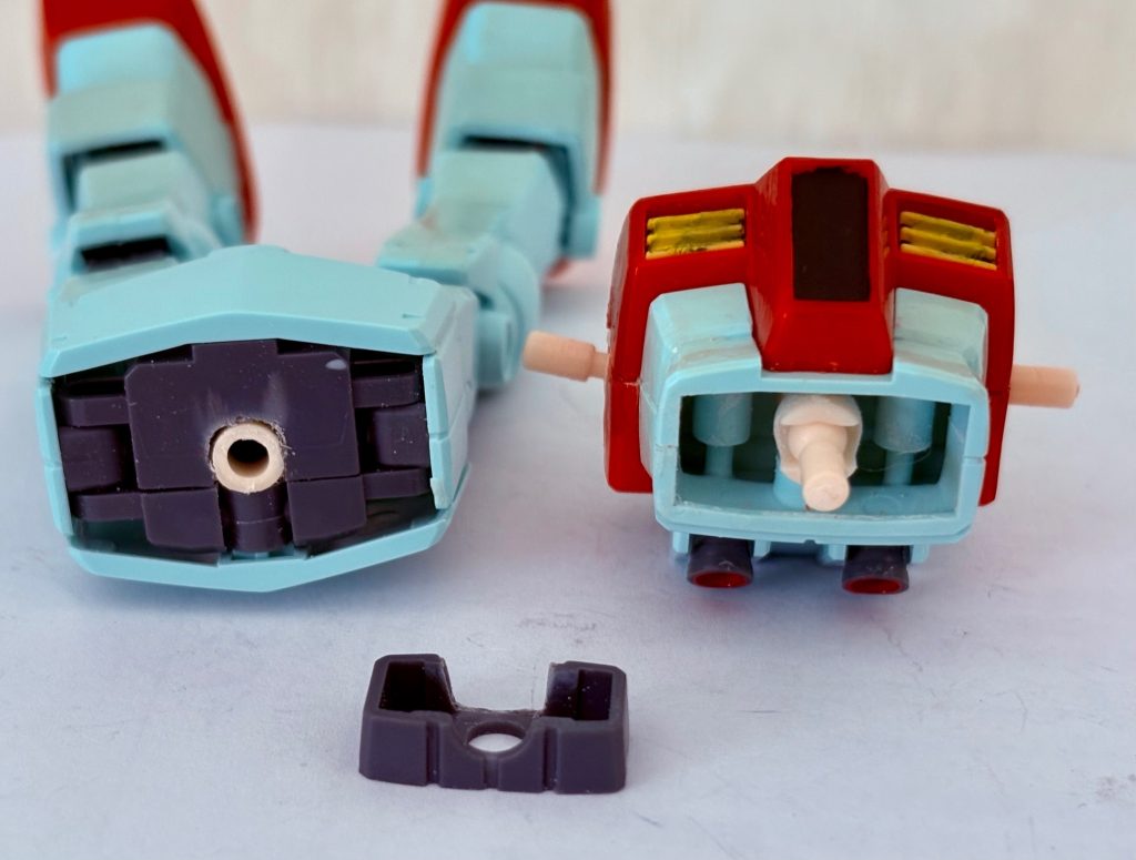 腰もボールジョイントによる可動にしたのでもっとフレキシブルに動かせる(gundam-kao3)