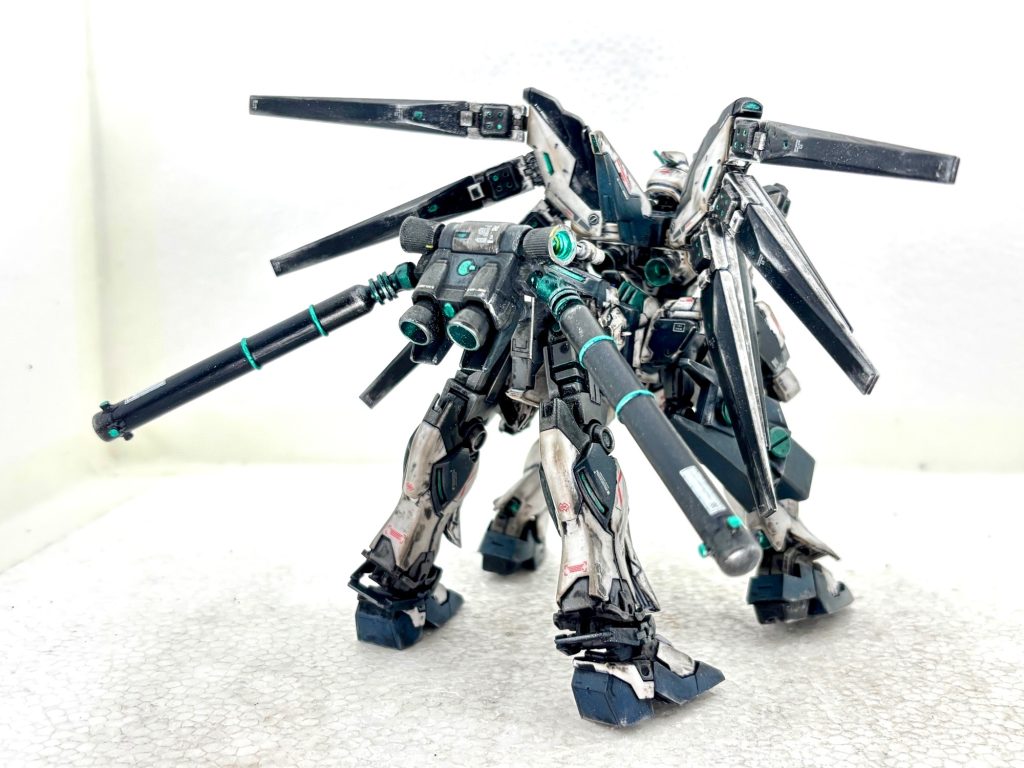 だが、その時、バンシィペガッサのサイコフレームが発光、暴走した機体は何処かへと消え去るのである。暴走したサイコフレームがいつどこで未知のエネルギーを放出するか分からない危機に対し、リディとアルベルトは密かに建造途中で中止となったHi-νガンダムと損傷していたナラティブガンダムを改造、解体中のユニコーンガンダム（バナージ登場機）から奪取したサイコフレームを搭載。バンシィペガッサ破壊の切り札とした。