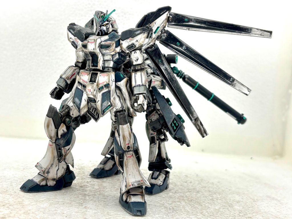 過去作品も絡めた妄想設定（バンシィペガッサとシルバーバレトサプレッサーバナージカスタム）ラプラスの箱が開かれた後、権威を失った連邦政府の中、密かに暗躍する強行保守派の勢力が解体命令の下されたバンシィを強奪する事件が発生した。連邦保守派復活の旗印となった、バンシィはペガサスの姿へと魔改造され、完成された強化人間、プル13をパイロットとし、数々の紛争に介入していた。それを阻止すべく、バナージはリディとアルベルト、そして残留思念となったマリーダ（プル12）と共闘、シルバーバレトサプレッサーバナージカスタムを駆るバナージは自機を中破させながらもバンシィペガッサの呪縛からプル13を救い出す事に成功する。&nbsp;