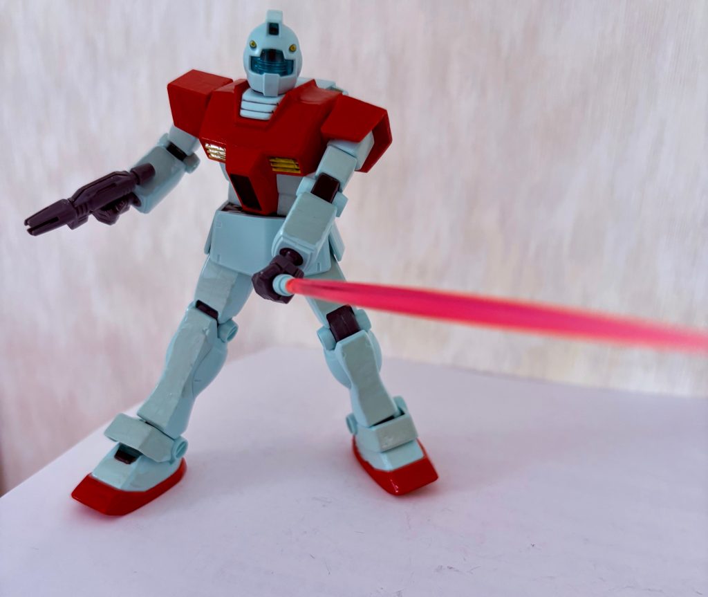 ボールジョイントのおかげでビームサーベルの構えが決まる(zaku-kao5)