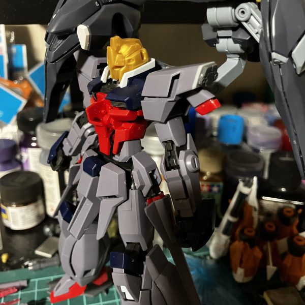 皆様こんばんは。百式というか9割レジェンドガンダムですwレジェンドガンダムの顔があまり好きではないためコイツが作られております（好きな方すいません)追加ユニットでファラクトの部品を装着！んー肩邪魔という事でショート化しました。これからちょいちょいイジる感じですが、全体のシルエットはこんな感じです。あまりガンプラに触れていないので、ちょっと時間かかりそうです💦皆様お忙しいところと思いますが、お時間があれば見て頂きたく思います。でわでわ。（2枚目）