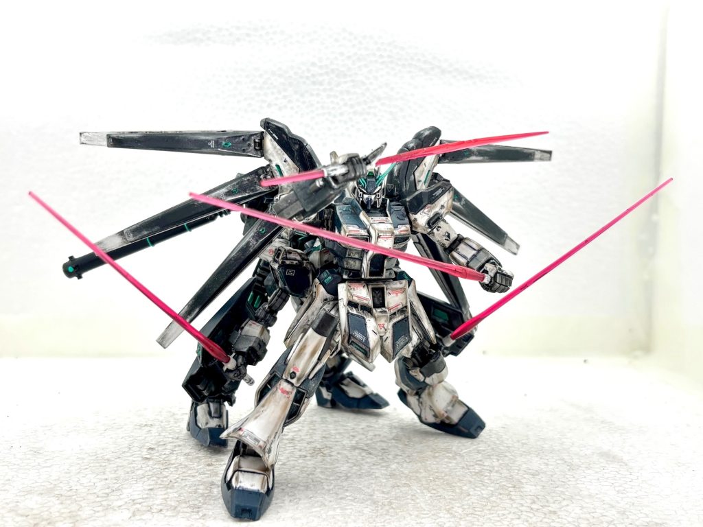 基本機体は　HG Hi-νガンダム、後方がナラティブガンダムb装備。Iフィールド発生機はGP01のバックパックにプロペラントタンクを装備。バイブロメイスはバルバトスのメイスを使用しました。