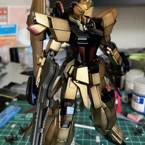 皆様こんにちは😃百式形になってきたので投稿しました。武装や部品が完璧ではないのでプロトです！spec1は通常の百式の部品をつけておりますがspec2が今回の完成系になりますので、もうしばらくお付き合い頂ければと思います。暑くジメジメしておりますが、皆様お身体に気をつけて作業しましょうw（2枚目）