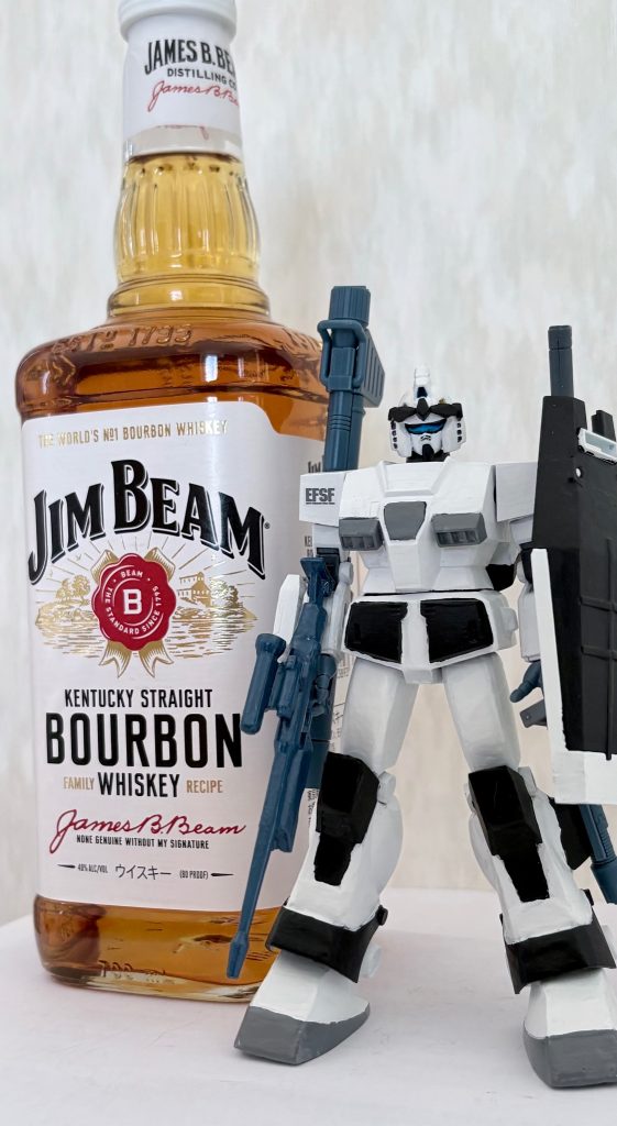 新たにジムビームを瓶で買ったのでツーショットで撮る^_^&nbsp;お酒と旧キットは絵になるね(zaku-kao6)