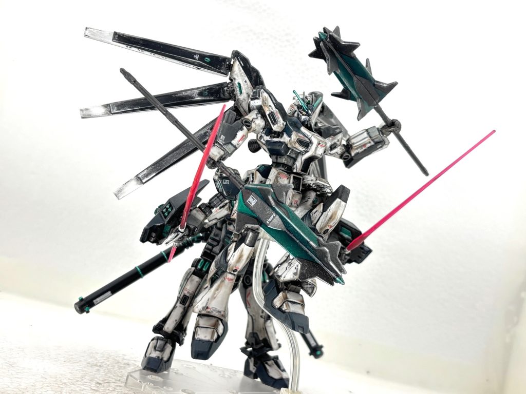 相手に襲いかかる姿。ユニコーンガンダム対ネオジオングでの手刀格闘を思い出します。