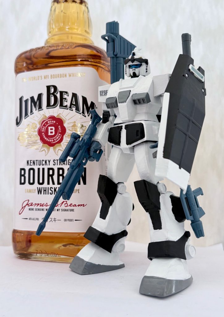名前の由来になったウィスキーのジムビーム🥃とツーショット(gundam-kao6)なおジャック・ダニエルズはいうまでもなくAチームのリーダー、ハンニバルの変装と偽名である(zaku-kao2)※お酒は20歳を過ぎてから！！次回もお楽しみに(zaku-kao5)