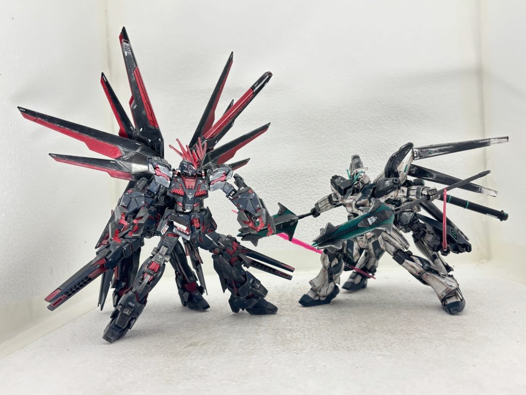 宿命の対決。機体性能はバンシィペガッサが圧倒するも、サイコフレームシンクロ率はHi-νガンダムが勝る。最終的ににはサイコフレームをコントロールしたバナージがバイブロメイスのみを光の結晶体とし、バンシィペガッサを葬る…そんな妄想をしながらディスプレイしてます。