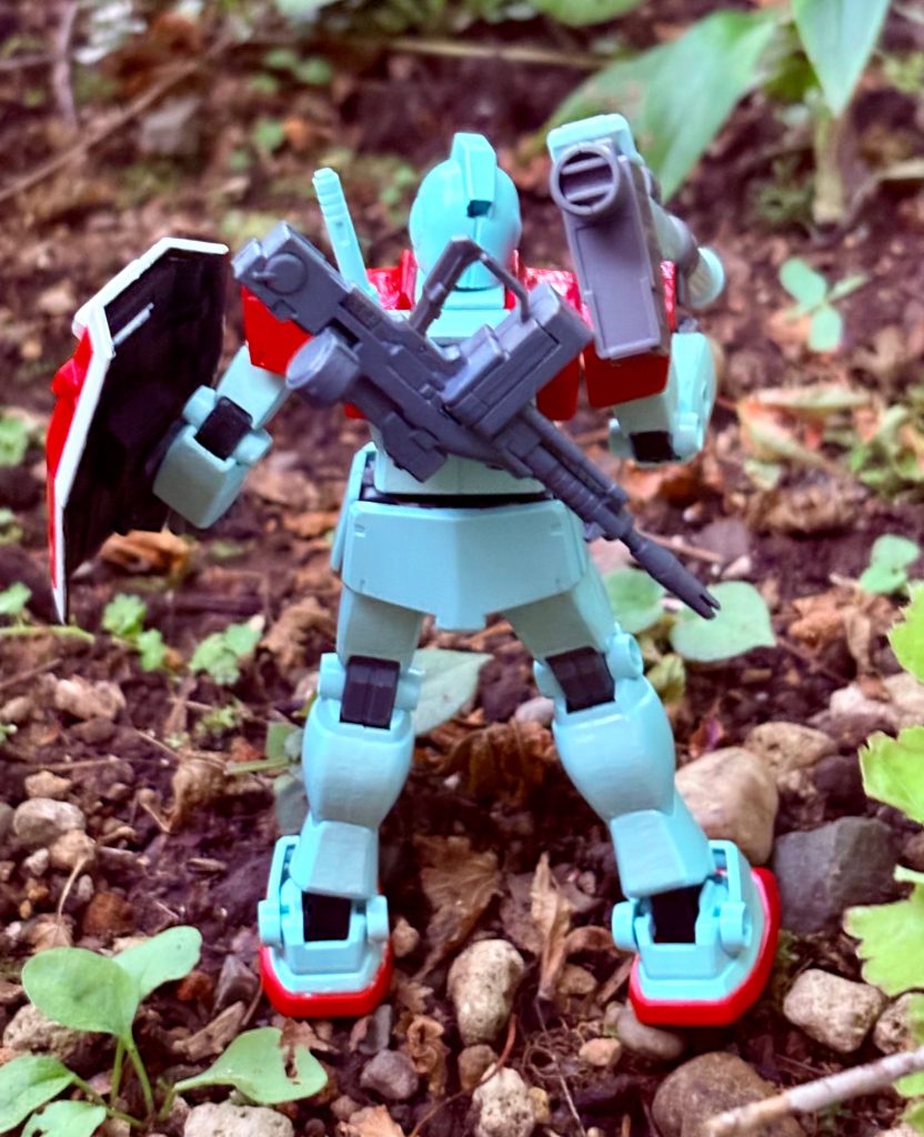 なおビームライフルは背中に背負う事ができる(zaku-kao5)
