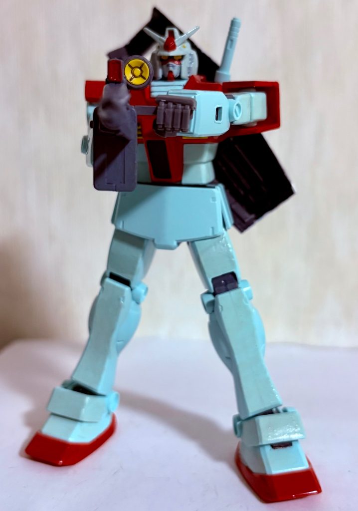 もうすっかりおなじみの作例だが、EG万博ガンダムの頭部をGMカラーで塗装し、移植。引き出し関節のおかげでビームライフルの構えもバッチリ決まる👌