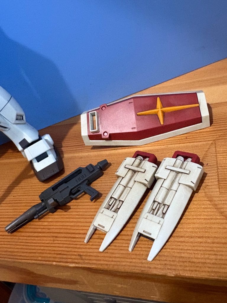 付属品。今回は両手武器持ちにしたので盾はナシ。腰ミサイルはカッコ悪いのでナシ。ジムⅡ・Ⅲ系のビームライフルは片方はジェスタのをメインウェポンとして引っ張ってきました