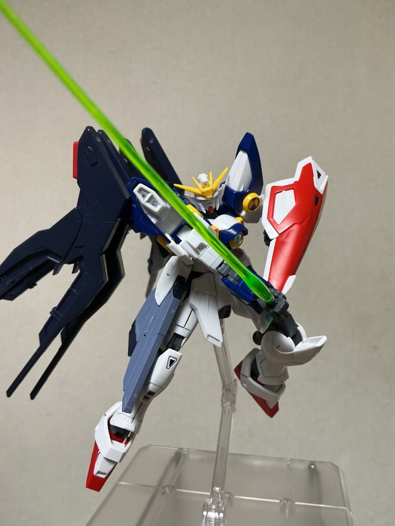 ビームサーベル:通常のウィングガンダム同様、シールド内部に装備しています。