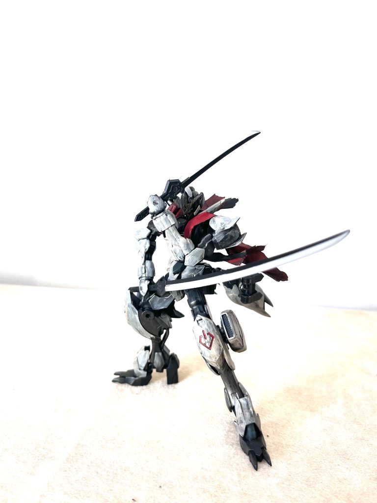塗装はクレオスのアクリジョンとシタデルカラーを使用してきます。ドライブラシを中心に鉄血らしい荒々しさを目指しました。下塗りと大小太刀のみスプレーで塗装しています。感想やアドバイスをいただけると嬉しいです😊
