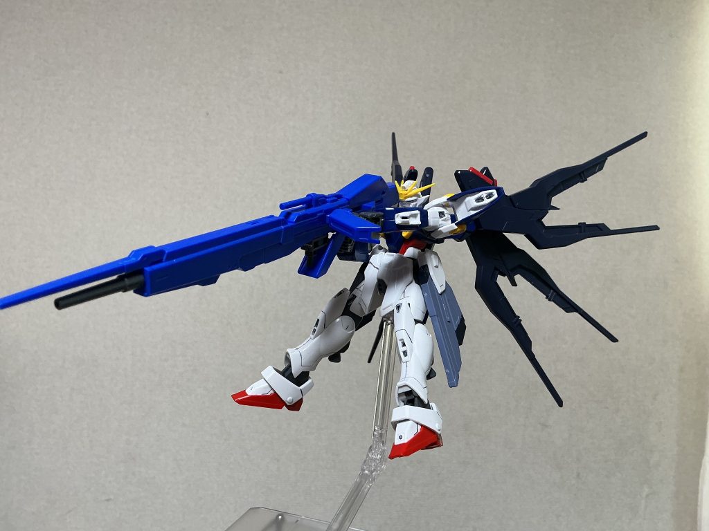 ハイパーメガランチャー:HG Zガンダムより流用しています。ランチャー下部に3ミリ軸を追加しているので変形後に装備可能です。