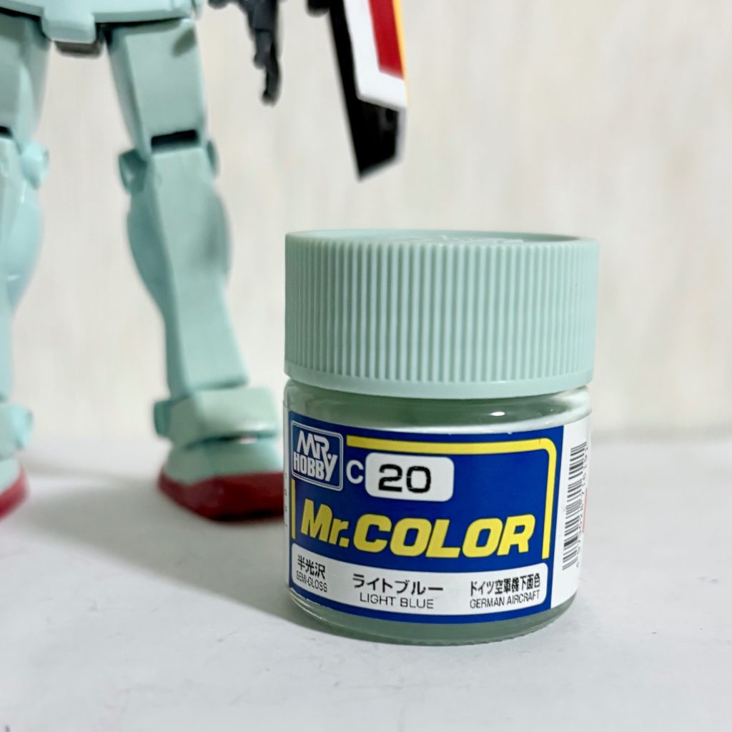 ちなみに今回使った塗料はコレ(zaku-kao2)コレにフラットベースを混ぜて塗ると良い感じにGMカラーに塗装できる(gundam-kao6)