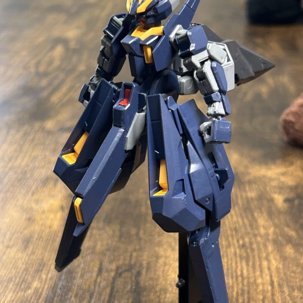※実は塗装もして完成してるけど、まさかのスタンドの軸がポッキリ折れて修復中…_(:3 」∠)_プラ板で作ったパーツに細切りプラ板を貼り付けてディテールを作ったり、角を落としたりしてキットに馴染むようにしました。MA形態とフルドドⅡも出来るようになりました〜。ウーンドウォート本体も塗装して色を揃えたのでぱっと見は違和感ないんじゃないでしょうか??↓ここから読みにくい話になりますが…ハイゼンスレイⅡを使ってハイゼンスレイⅡ・ラーにするときに、説明書通りにヘイズルⅡのポッドをフロントアーマーに取り付けるとバランスが悪い…、なんてよく見聞きする話ですが、私はハイゼンスレイⅡ・ラーに付いてる一回り小さいポッドだと、背面に付いてるポッドと同じなのにサイズが違って違和感があって(あとハイゼンスレイⅡの尖った顔が好きなのもあって)ハイゼンスレイⅡ・ラーを買わずにハイゼンスレイⅡでラーを再現したくて、バランス悪く見えるのは取り付け位置が高すぎるのでは?っていう意見を見つけて取り付けパーツを自作して取り付け位置を下げてみました。ついでに可動もプラス。個人的には大満足( ^ω^ )(4枚目)