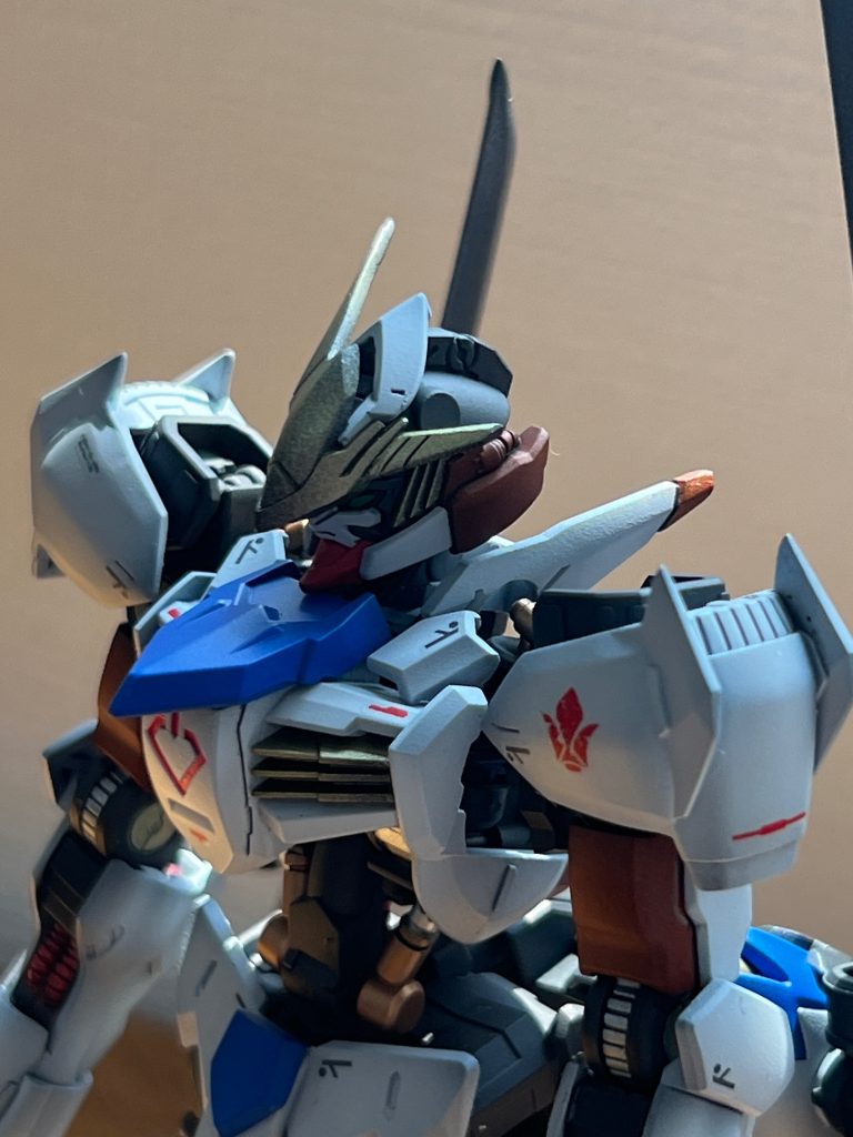 鉄血のオルフェンズと言えばガンダムフレーム普段はあんまりやらない関節の差し色、パイプの塗り分けも行いました。差し色はメタルロボット魂のガンダムバルバトスを参考にしました。