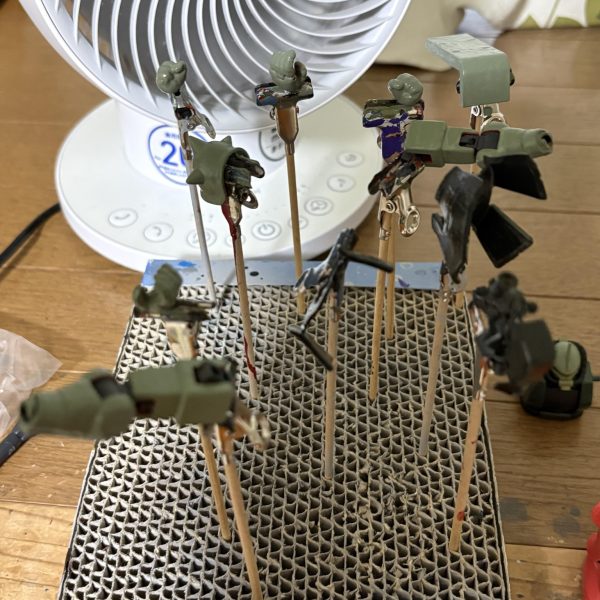 今日は久々にミキシングにトライした。使ったのはリバイブ版ザクの胴体とベストメカコレクションのザクの脚部である。旧キットの方は棒立ちなので、あらかじめボールジョイントを仕込んで可動化させた(zaku-kao5)このままでも割とアリな気がする(zaku-kao2)（6枚目）
