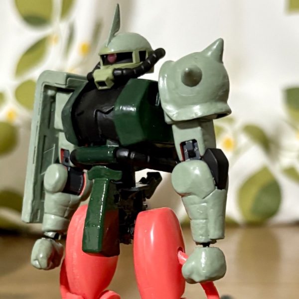 今日は久々にミキシングにトライした。使ったのはリバイブ版ザクの胴体とベストメカコレクションのザクの脚部である。旧キットの方は棒立ちなので、あらかじめボールジョイントを仕込んで可動化させた(zaku-kao5)このままでも割とアリな気がする(zaku-kao2)（1枚目）