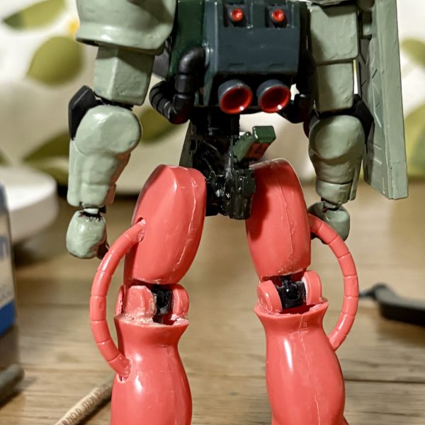 今日は久々にミキシングにトライした。使ったのはリバイブ版ザクの胴体とベストメカコレクションのザクの脚部である。旧キットの方は棒立ちなので、あらかじめボールジョイントを仕込んで可動化させた(zaku-kao5)このままでも割とアリな気がする(zaku-kao2)（2枚目）