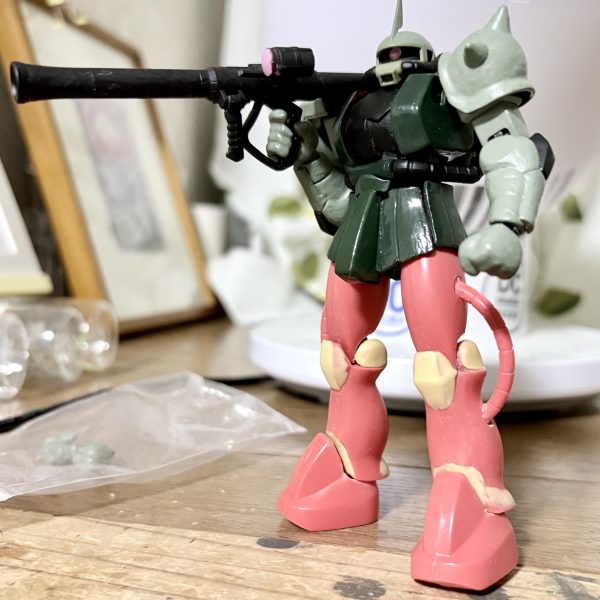 せっかくなので、もう少しだけ脚部を改造。主に膝の部分やズボンの裾のようになっている足の付け根も改造した跡が隠れるようにパテ盛りした。足が細いので、ルパンみたく見えるがイメージ的にはファーストのTV版にたまに出てくる、「妙にシュッとした体型のザク(要は作画崩壊ザク)」である(zaku-kao5)プロレスラーか力士体型の安彦ザクはいつか作ってみたいな^_^（2枚目）