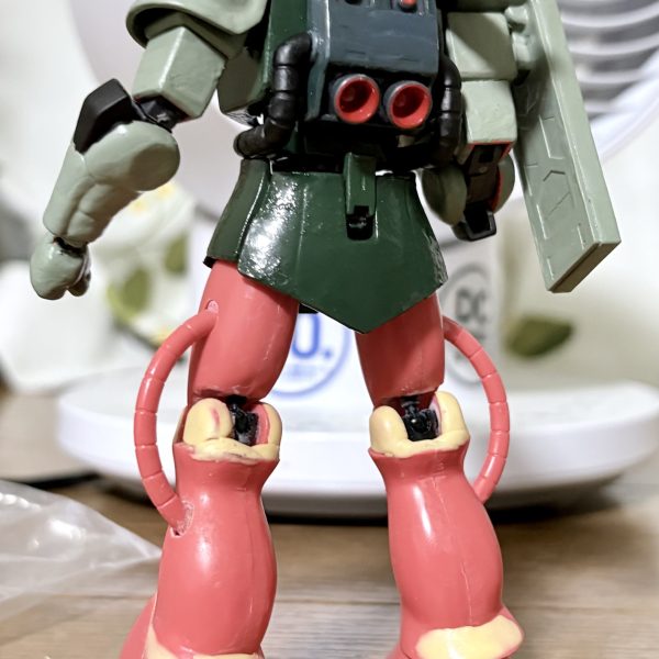 せっかくなので、もう少しだけ脚部を改造。主に膝の部分やズボンの裾のようになっている足の付け根も改造した跡が隠れるようにパテ盛りした。足が細いので、ルパンみたく見えるがイメージ的にはファーストのTV版にたまに出てくる、「妙にシュッとした体型のザク(要は作画崩壊ザク)」である(zaku-kao5)プロレスラーか力士体型の安彦ザクはいつか作ってみたいな^_^（3枚目）