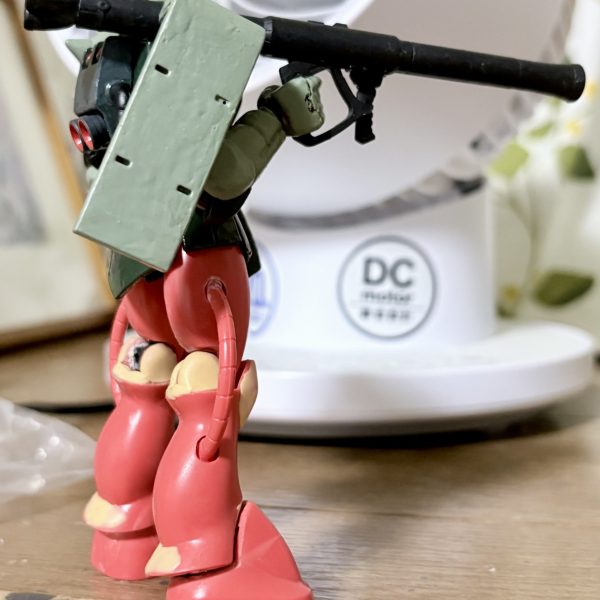せっかくなので、もう少しだけ脚部を改造。主に膝の部分やズボンの裾のようになっている足の付け根も改造した跡が隠れるようにパテ盛りした。足が細いので、ルパンみたく見えるがイメージ的にはファーストのTV版にたまに出てくる、「妙にシュッとした体型のザク(要は作画崩壊ザク)」である(zaku-kao5)プロレスラーか力士体型の安彦ザクはいつか作ってみたいな^_^（4枚目）