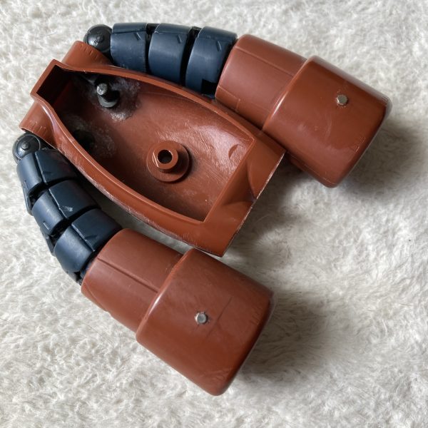 もう、みなさんのマネマネ状態！w上半身？頭の部分は蓋しちゃったんでモノアイは原始的に爪楊枝でクリクリ回します腕と本体との固定用に初のネオジム埋め込み(まる見え)あとは追加パーツを選ぶのみこれなら。。出勤日に塗装出来るかも！(エアブラシは仕事場で)あと、ズゴックの腕がフレキシブルでグルンって回さなくても円盤投げの様に前を向くので便利！（4枚目）