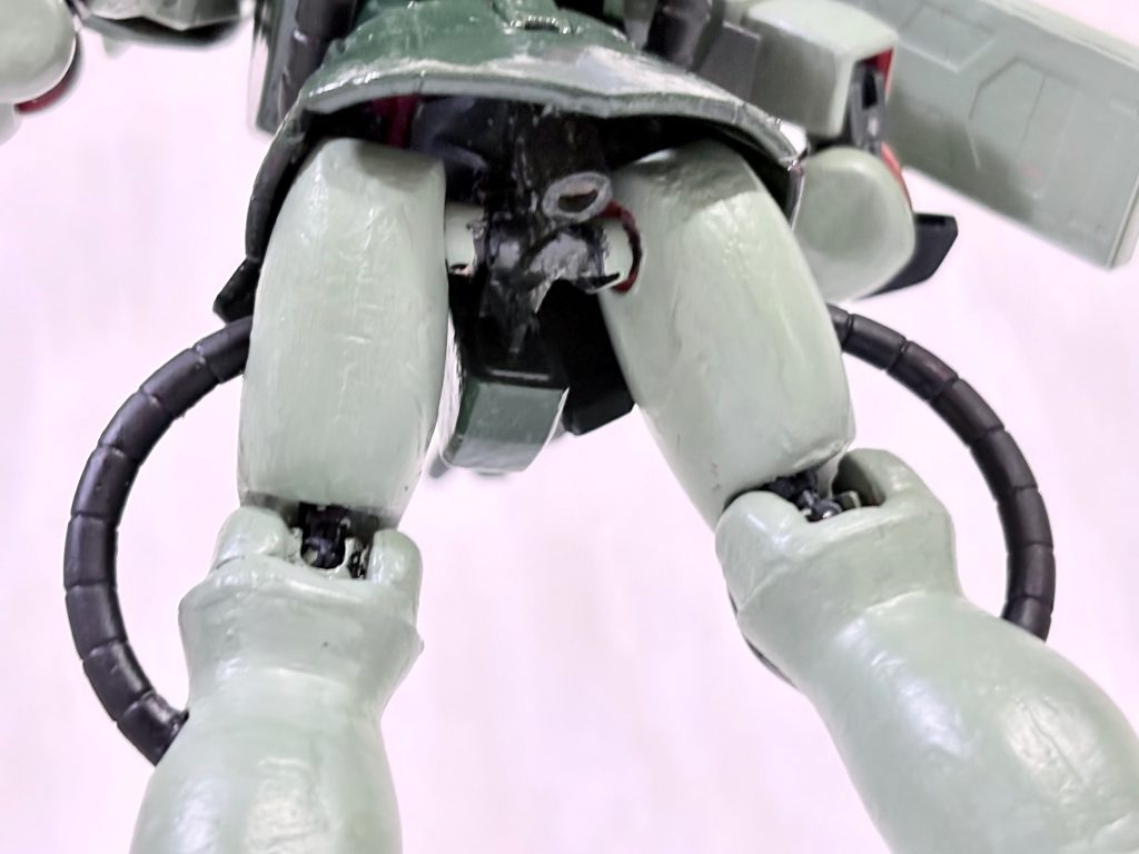 股関節にはジョイントキャッチャーがあるので、これでスタンドに飾れる(zaku-kao2)