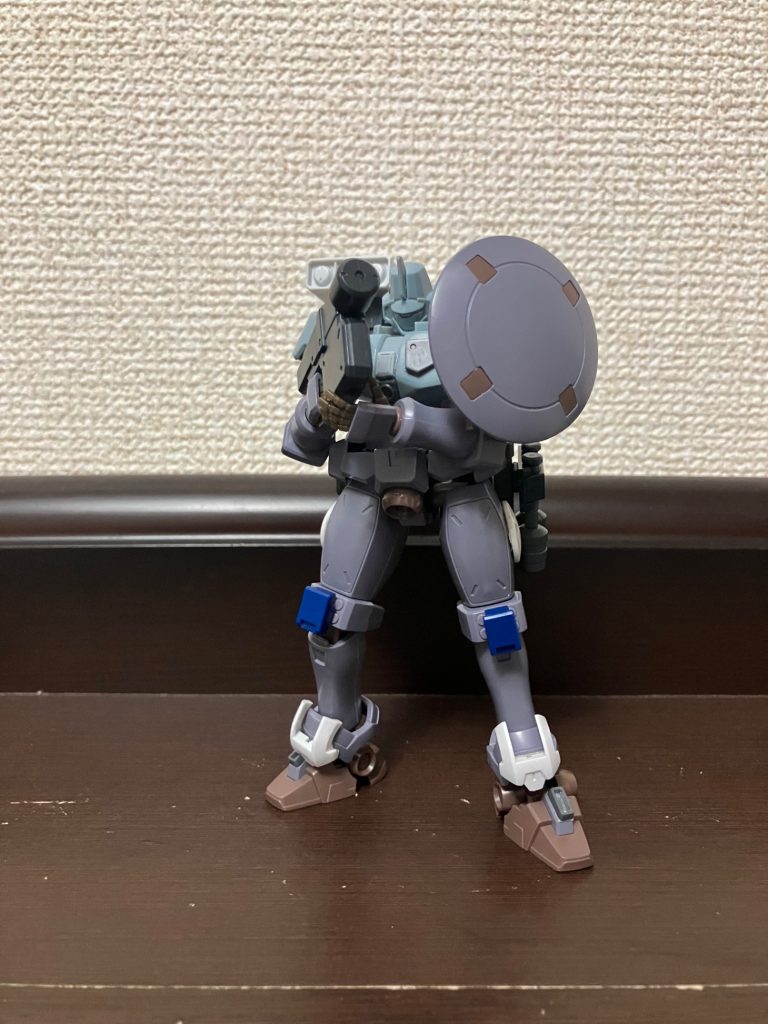 ACで言う所の初期機体のイメージw一応格納ってシステムも意識してシールド裏にハンドガンとデフォのビームサーベルが設置されてます。