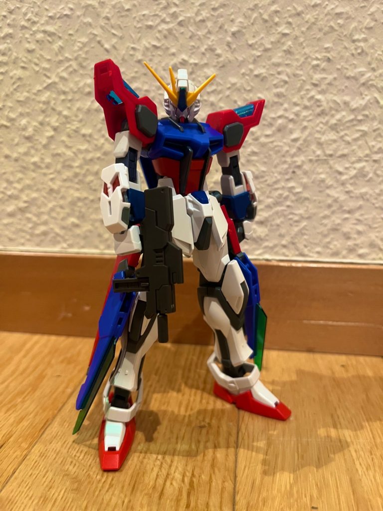 正面　頭、ディスティニーガンダム　　　アンテナ、νガンダム　　　胴体、ストライクガンダム　　　肩カミキバーニングガンダム　　　腕、コアガンダム＋ユニコーン（デストロイモード）サイドスカート　　　フロントアーマー、ストライクガンダム　　　サイドスカート、神バーニングガンダムのバックパック＋　　　MGクアンタGNソードビット　　　足、ストライクガンダム　　　バックパック、GNドライヴ　　　武装、ビームライフル（水星の魔女のなんかだった気がする）　　　刀（オプションパーツセット）&nbsp;