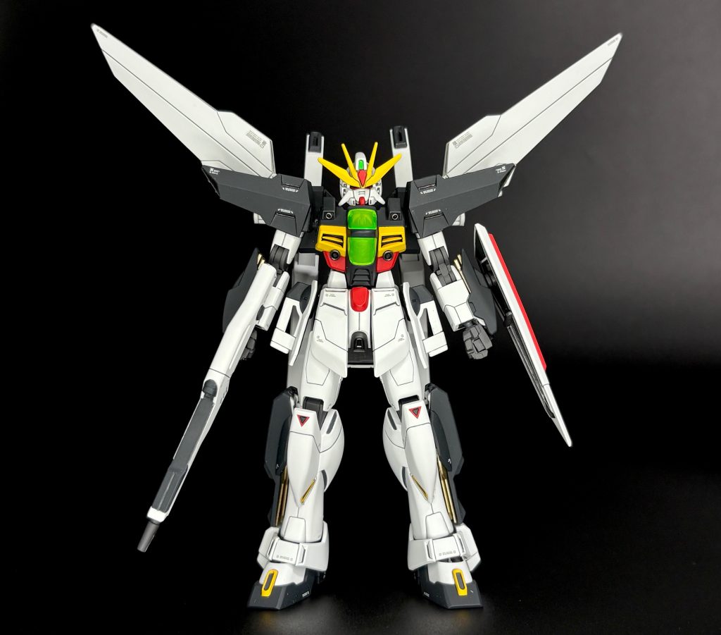 正面から素立ちで。昨今の主人公機には中々ないガッチリ体型。色合いも黒成分多めで強者感あります。ちなみにメイン色のやや緑がかった黒に使えそうな色を探してガイアカラーのミッドナイトブルーを採用したんですが、DX作ってる最中にガイアノーツからのまさかの廃番宣告！この出会いはきっと運命だったと思うんです(gundam-kao9)