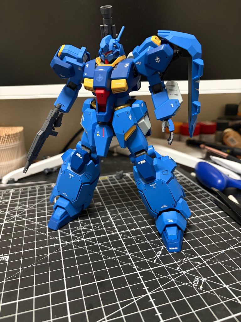 前後です。今回貼ったデカールが乾かしてる時に剥がれてたりして左右非対称になってしまいました😭