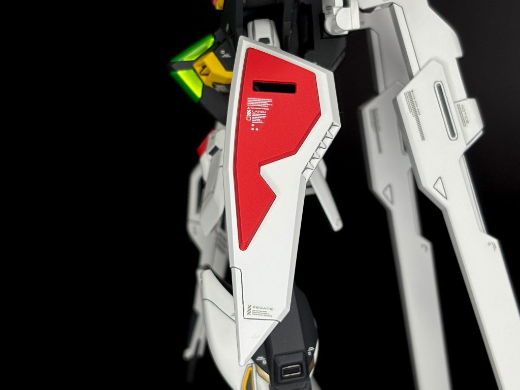 シールドです。シンプルではありますが特徴的な形状してます。
