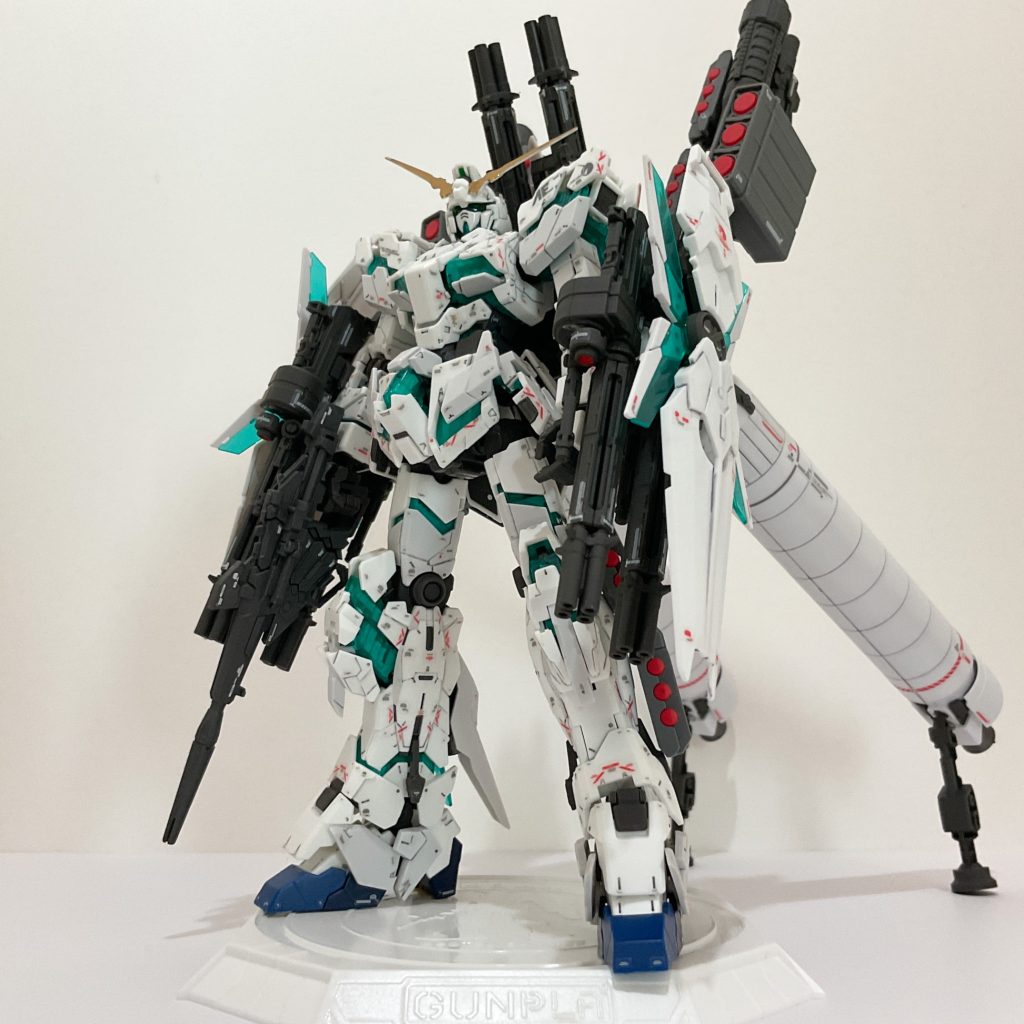 　一般販売版との違いは立像準拠のリアリスティックデカールと角形バーニアと拳の形状、成形色、ガンダムベースの台座が付属しているところです。武装を取り外すとわかり易いのですが着脱がかなり面倒なのでそのままですみません（笑）&nbsp;